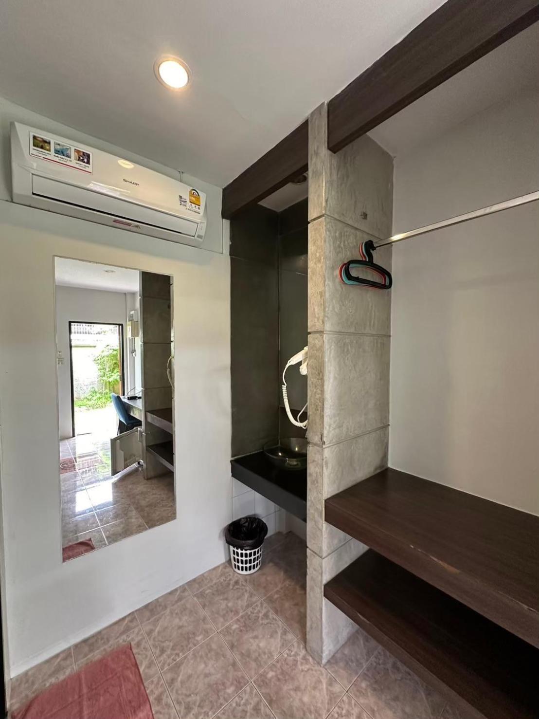 Baan Ma Feung GuestHouse Kanchanaburi Bagian luar foto