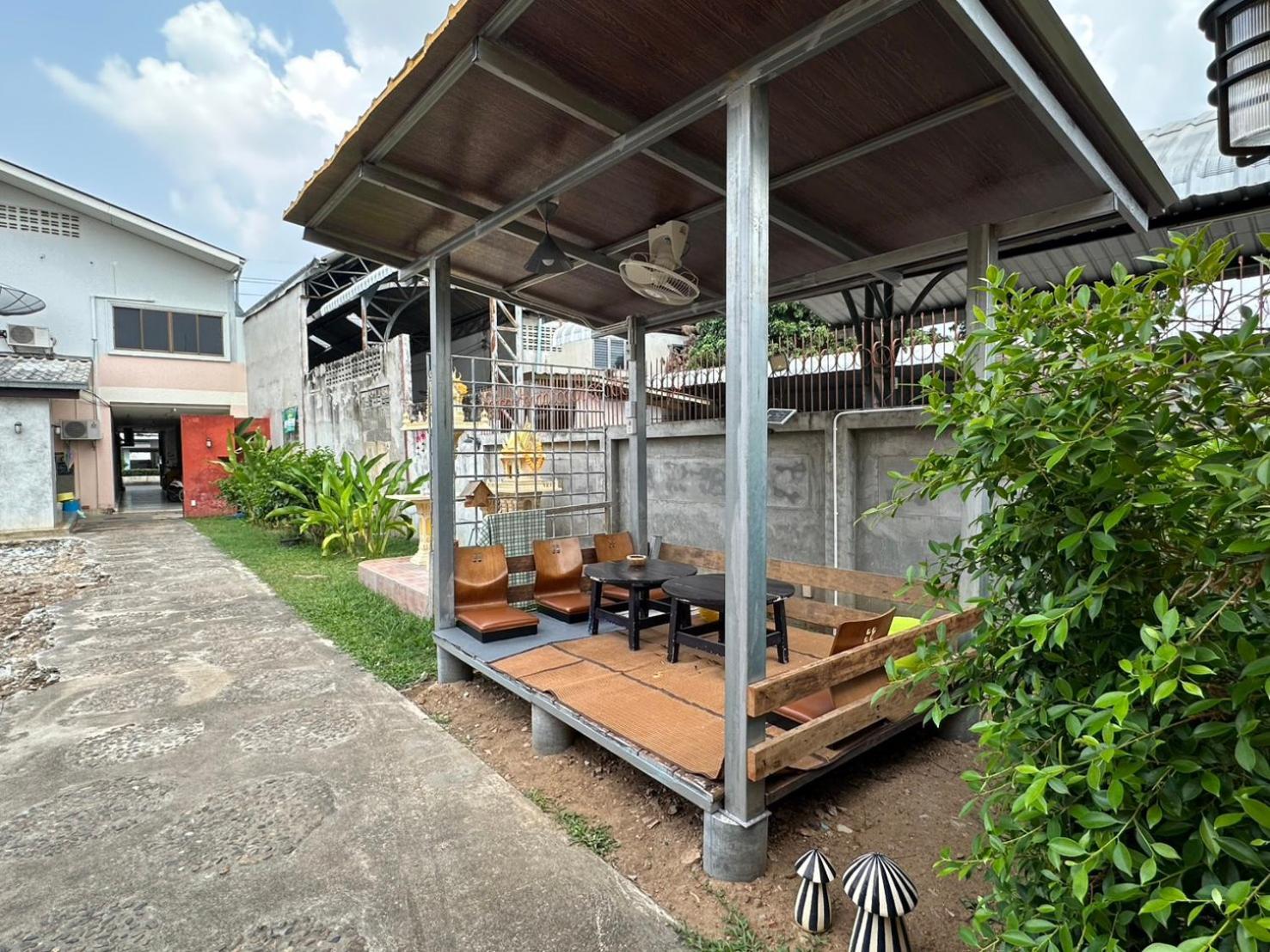 Baan Ma Feung GuestHouse Kanchanaburi Bagian luar foto