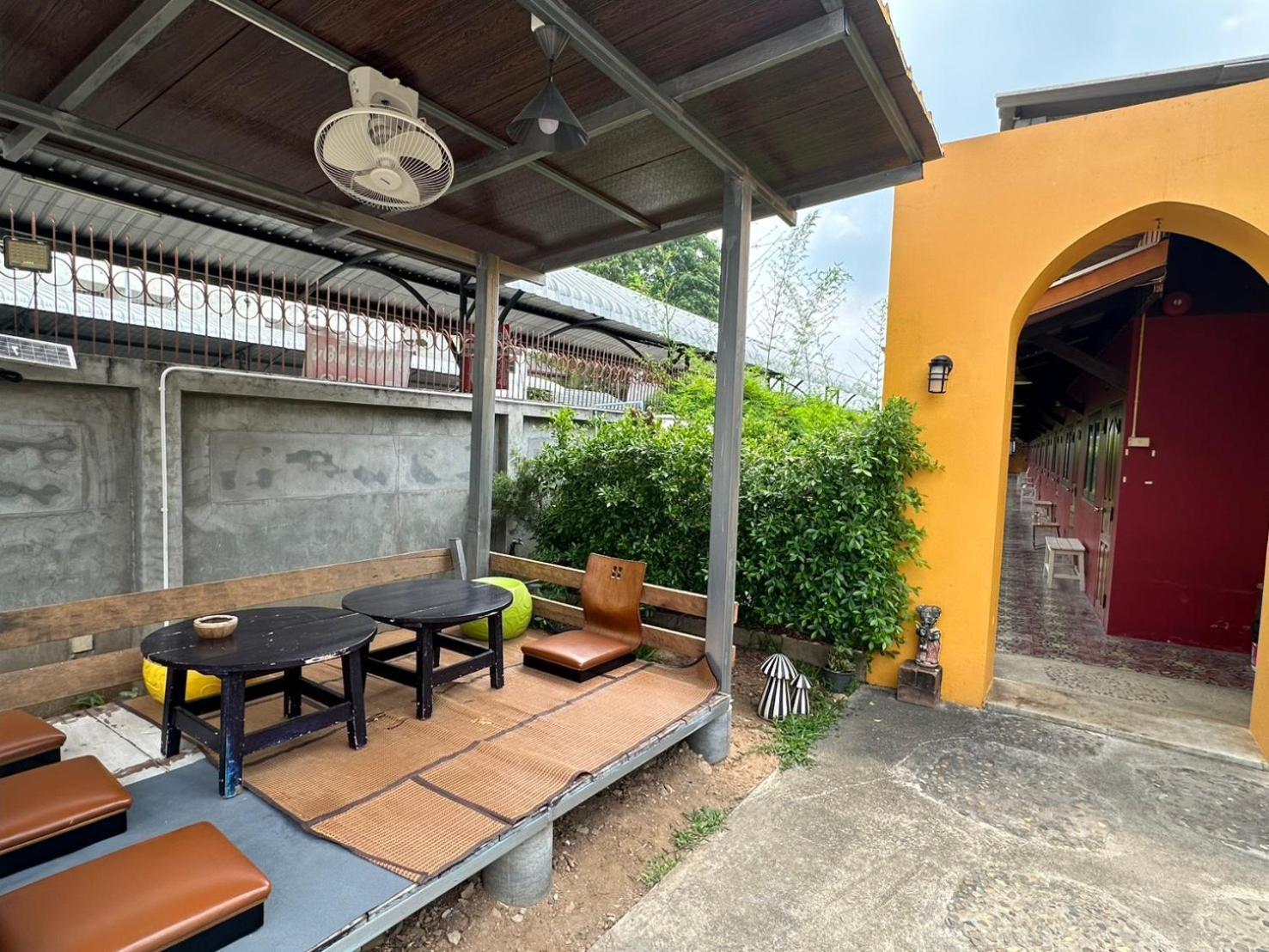 Baan Ma Feung GuestHouse Kanchanaburi Bagian luar foto