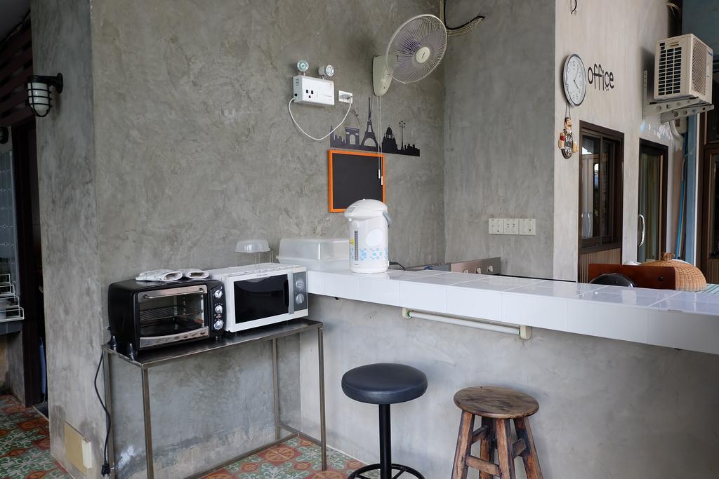 Baan Ma Feung GuestHouse Kanchanaburi Bagian luar foto