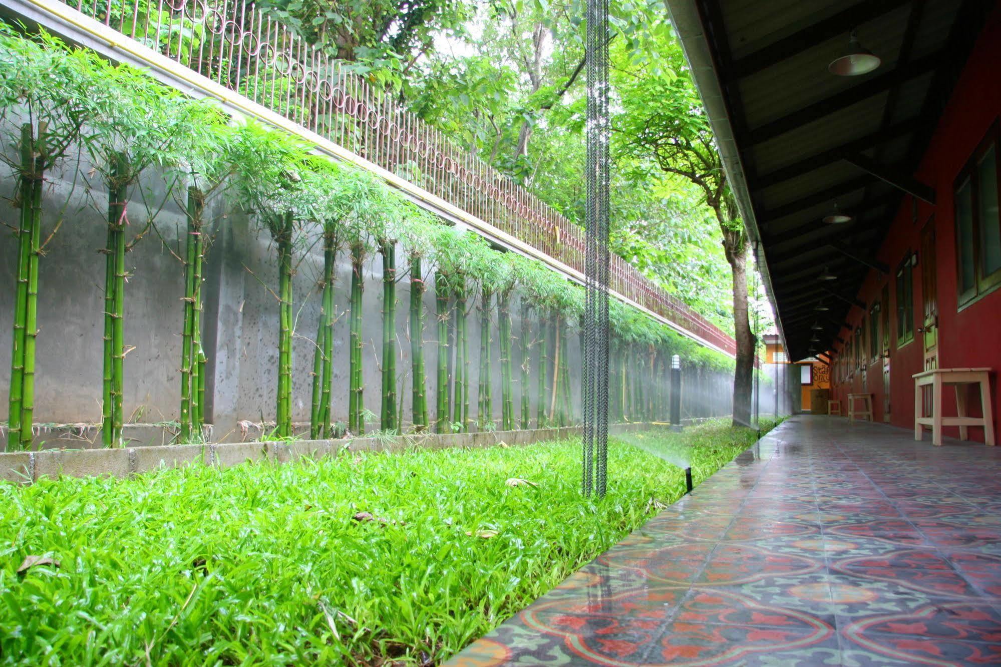Baan Ma Feung GuestHouse Kanchanaburi Bagian luar foto