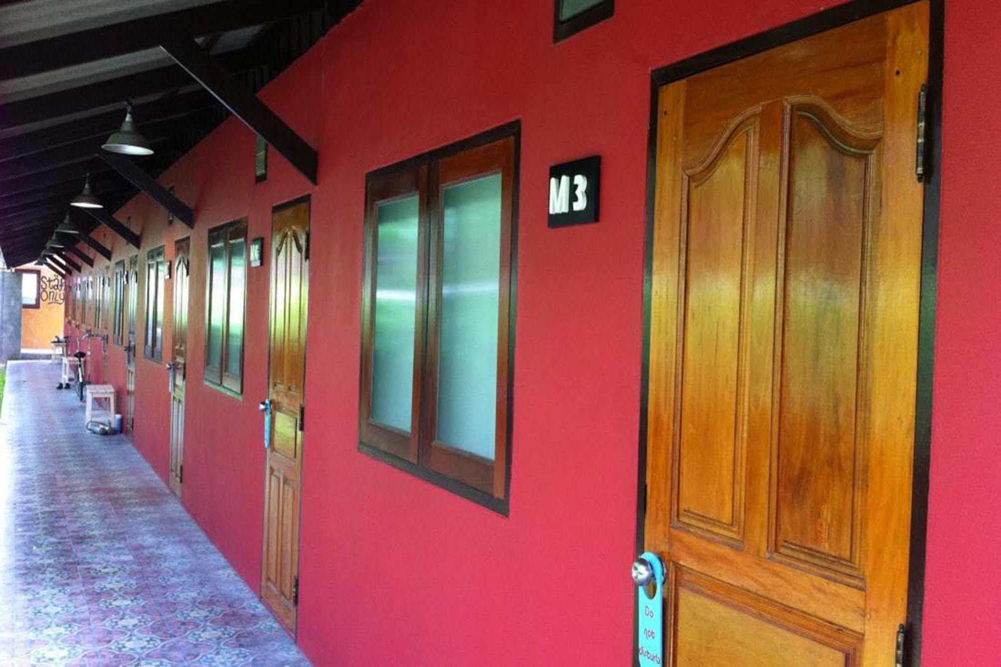 Baan Ma Feung GuestHouse Kanchanaburi Bagian luar foto