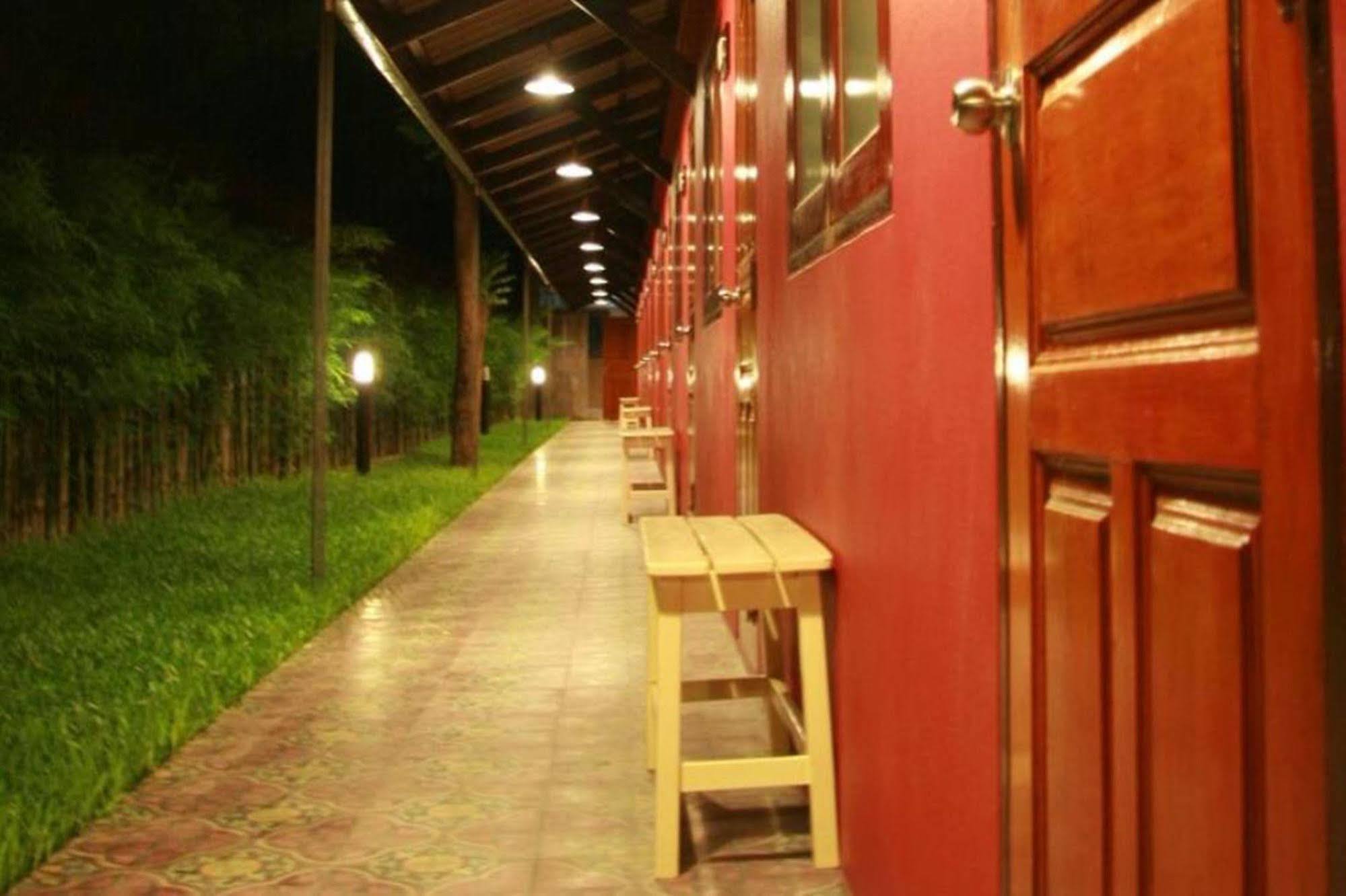 Baan Ma Feung GuestHouse Kanchanaburi Bagian luar foto